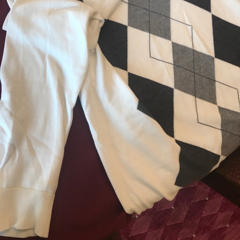 Trendy, argyle, white and gray sweater! - Picture 3 of 3